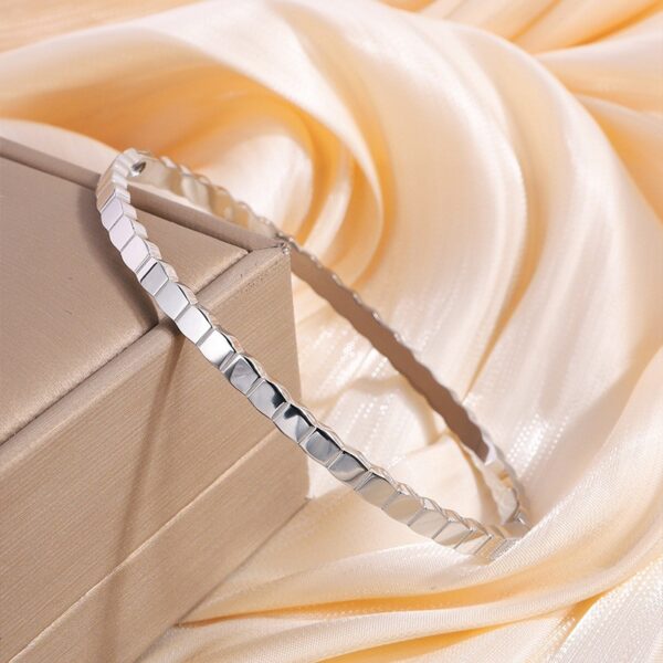 Elegant Honeycomb Bracelet for Women - Image 5