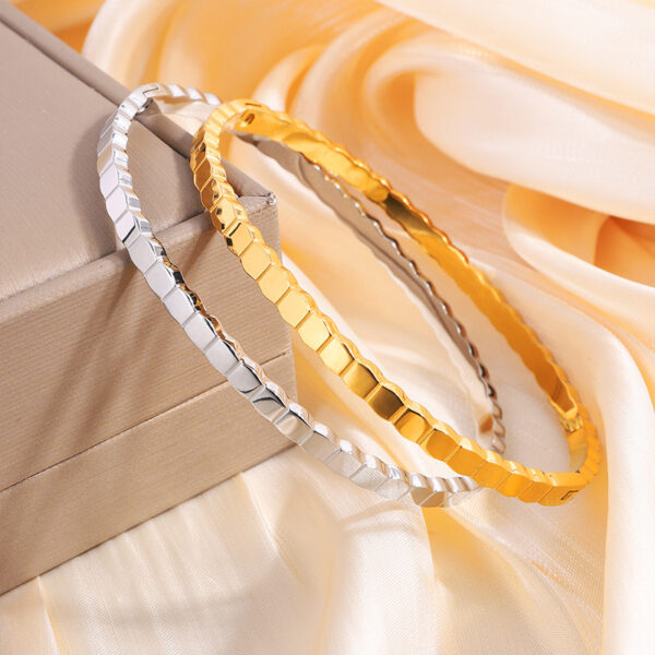 Elegant Honeycomb Bracelet for Women - Image 2