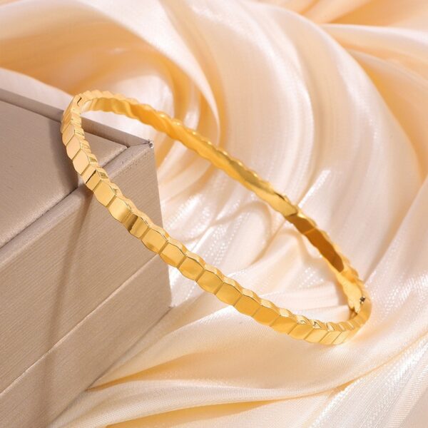 Elegant Honeycomb Bracelet for Women - Image 7